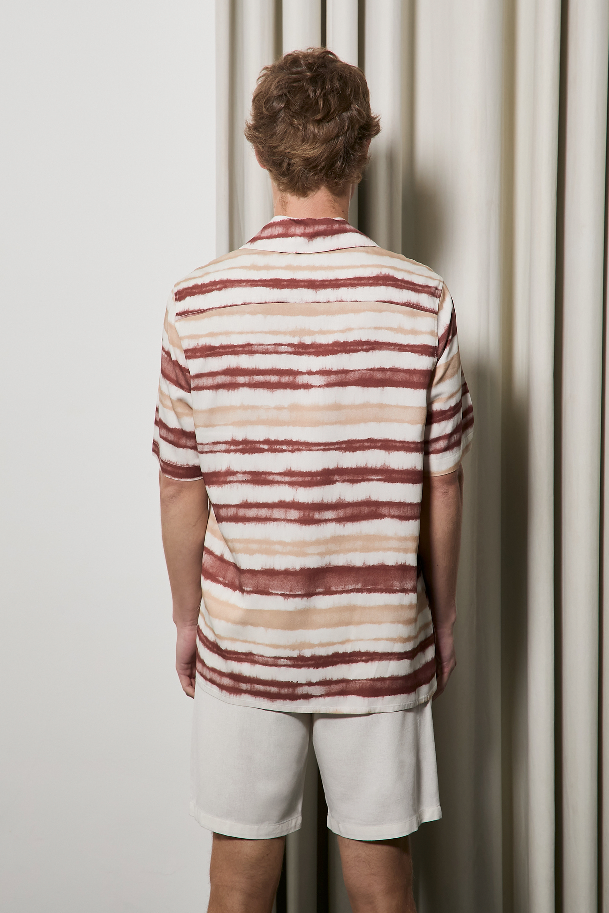 CAMISA DE MANGA CORTA ESTAMPADA TIE-DYE EN TONOS TERRACOTA Y BEIGE