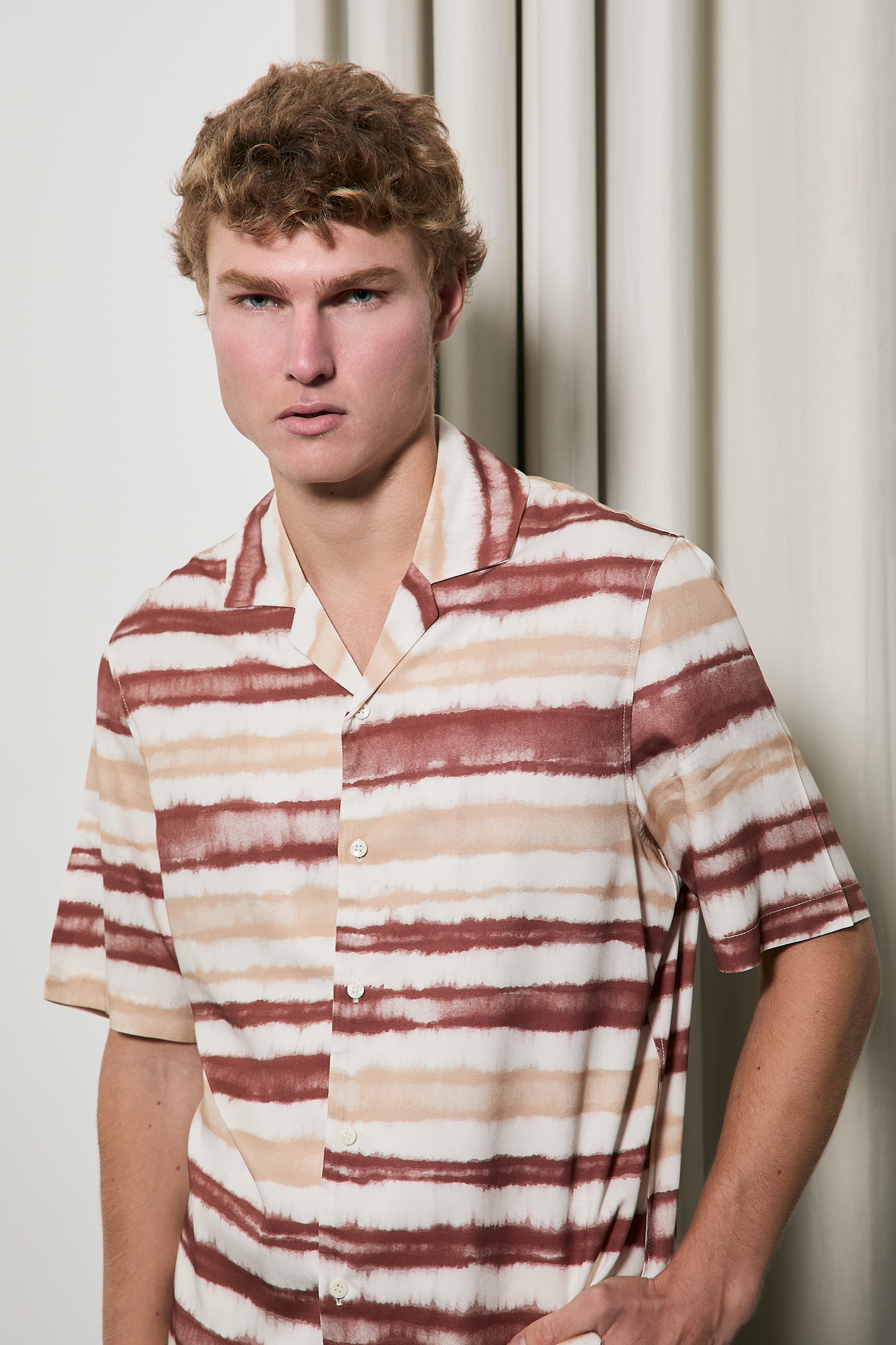 CAMISA DE MANGA CORTA ESTAMPADA TIE-DYE EN TONOS TERRACOTA Y BEIGE