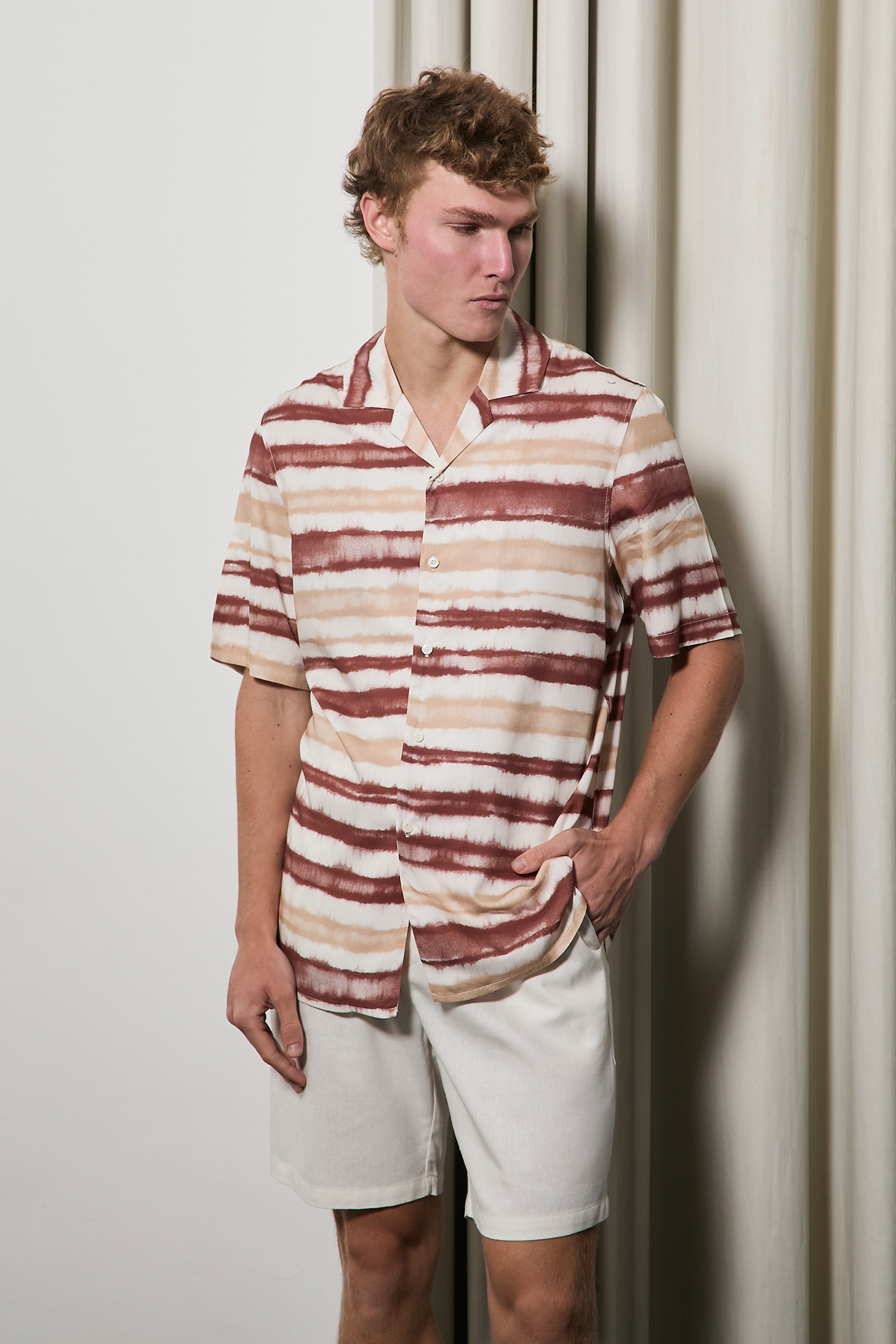 CAMISA DE MANGA CORTA ESTAMPADA TIE-DYE EN TONOS TERRACOTA Y BEIGE