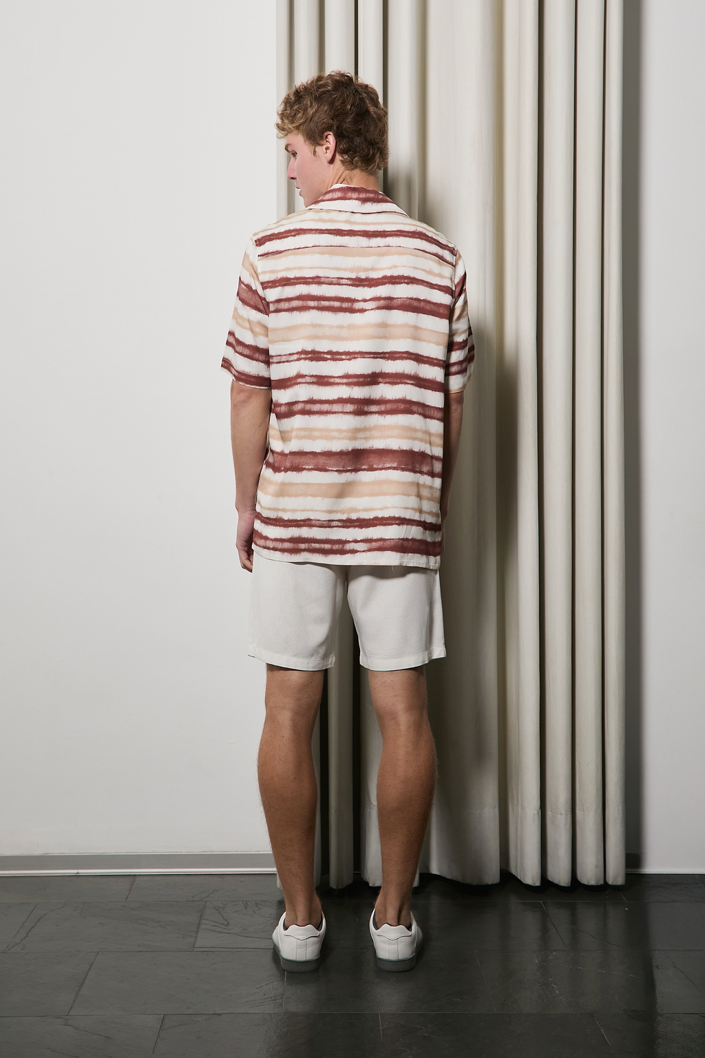CAMISA DE MANGA CORTA ESTAMPADA TIE-DYE EN TONOS TERRACOTA Y BEIGE