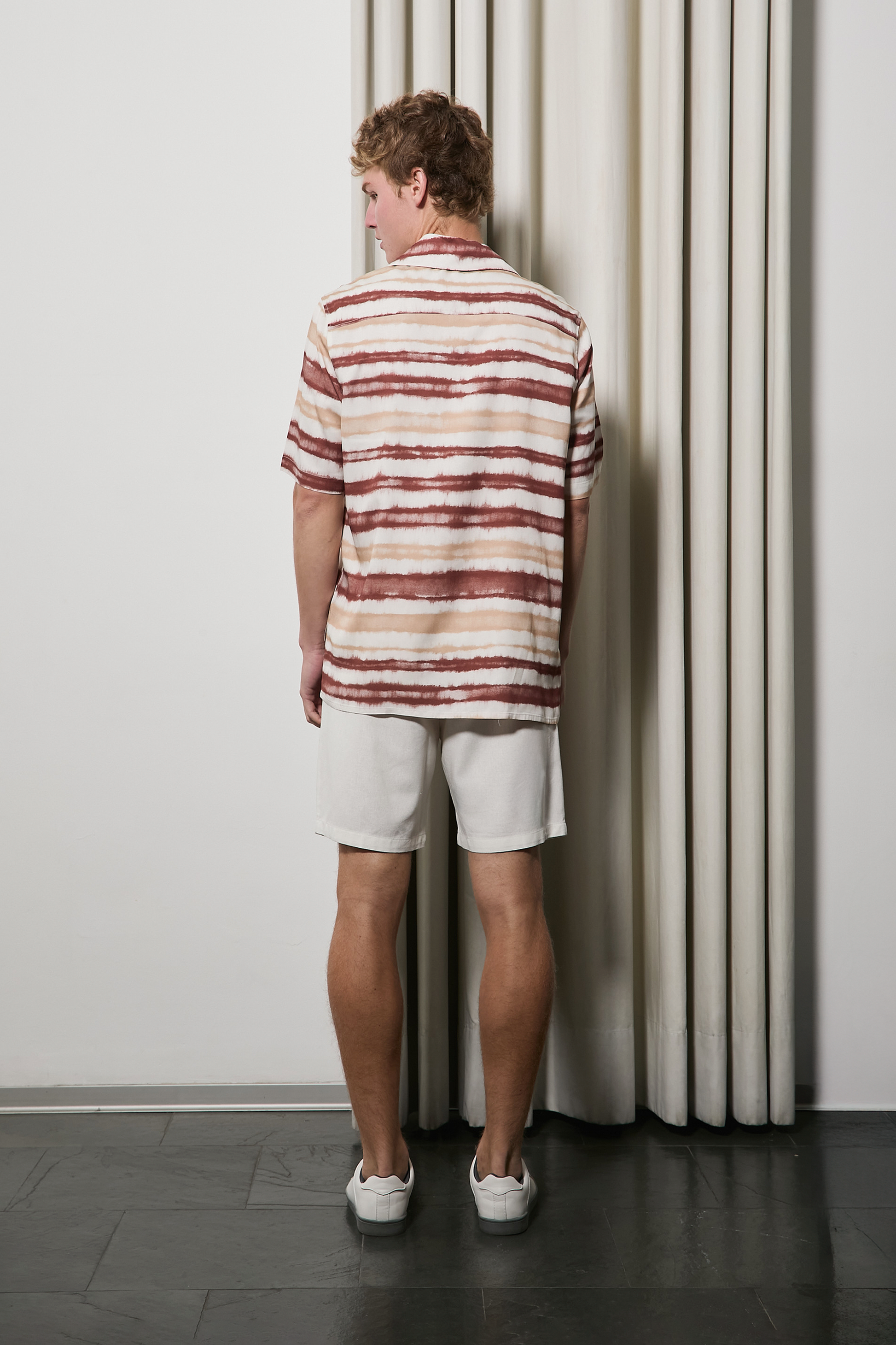 CAMISA DE MANGA CORTA ESTAMPADA TIE-DYE EN TONOS TERRACOTA Y BEIGE