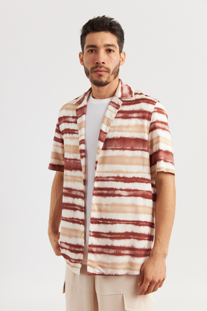 CAMISA DE MANGA CORTA ESTAMPADA TIE-DYE EN TONOS TERRACOTA Y BEIGE