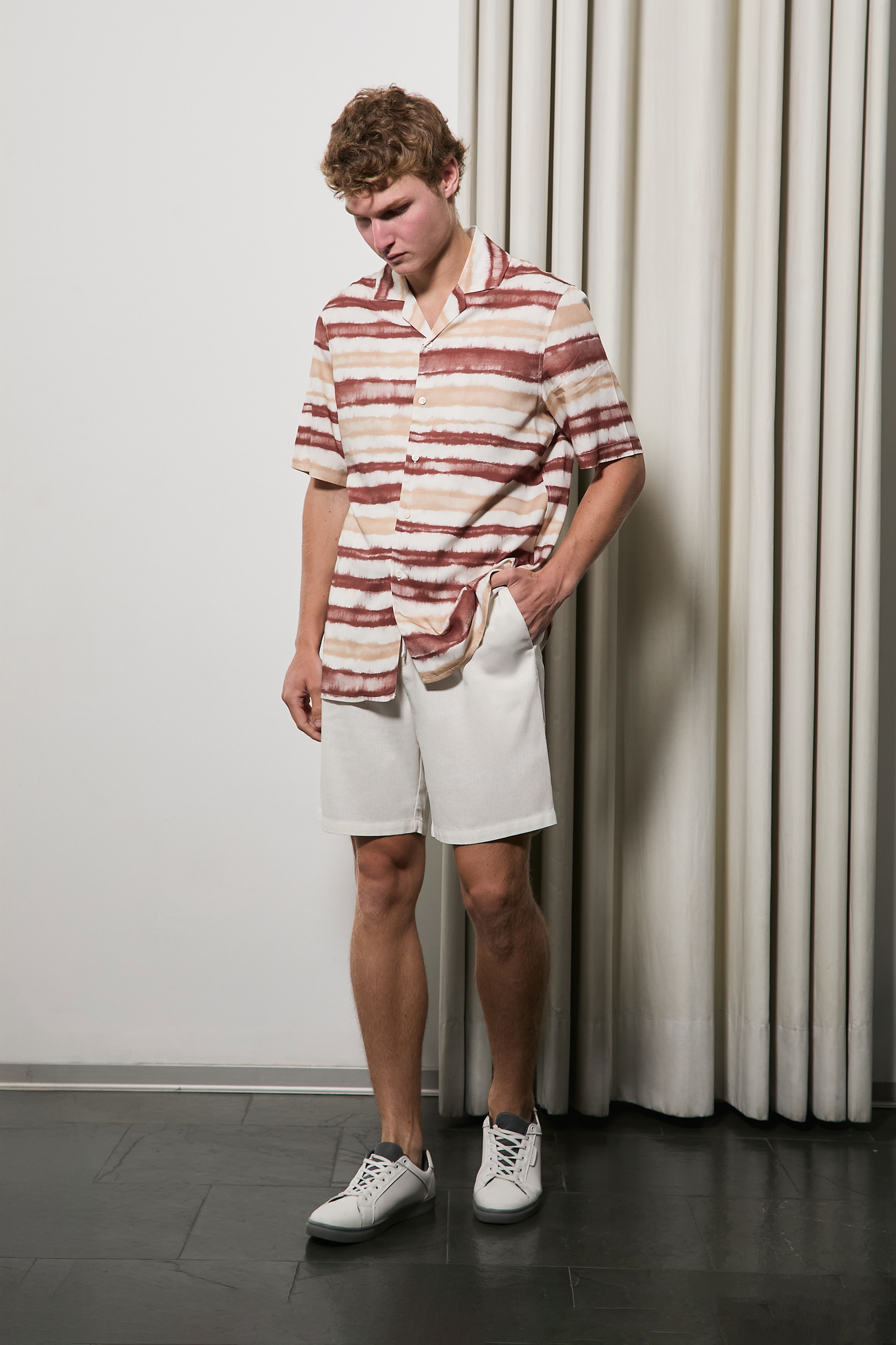 CAMISA DE MANGA CORTA ESTAMPADA TIE-DYE EN TONOS TERRACOTA Y BEIGE