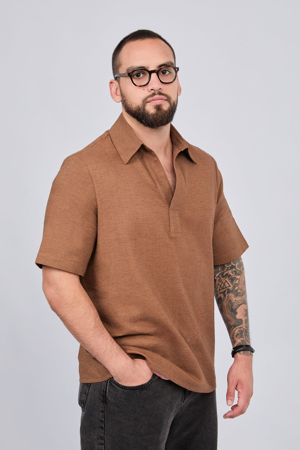 CAMISA MANGA CORTA CUELLO ABIERTO DE LINO MARRON - RETI