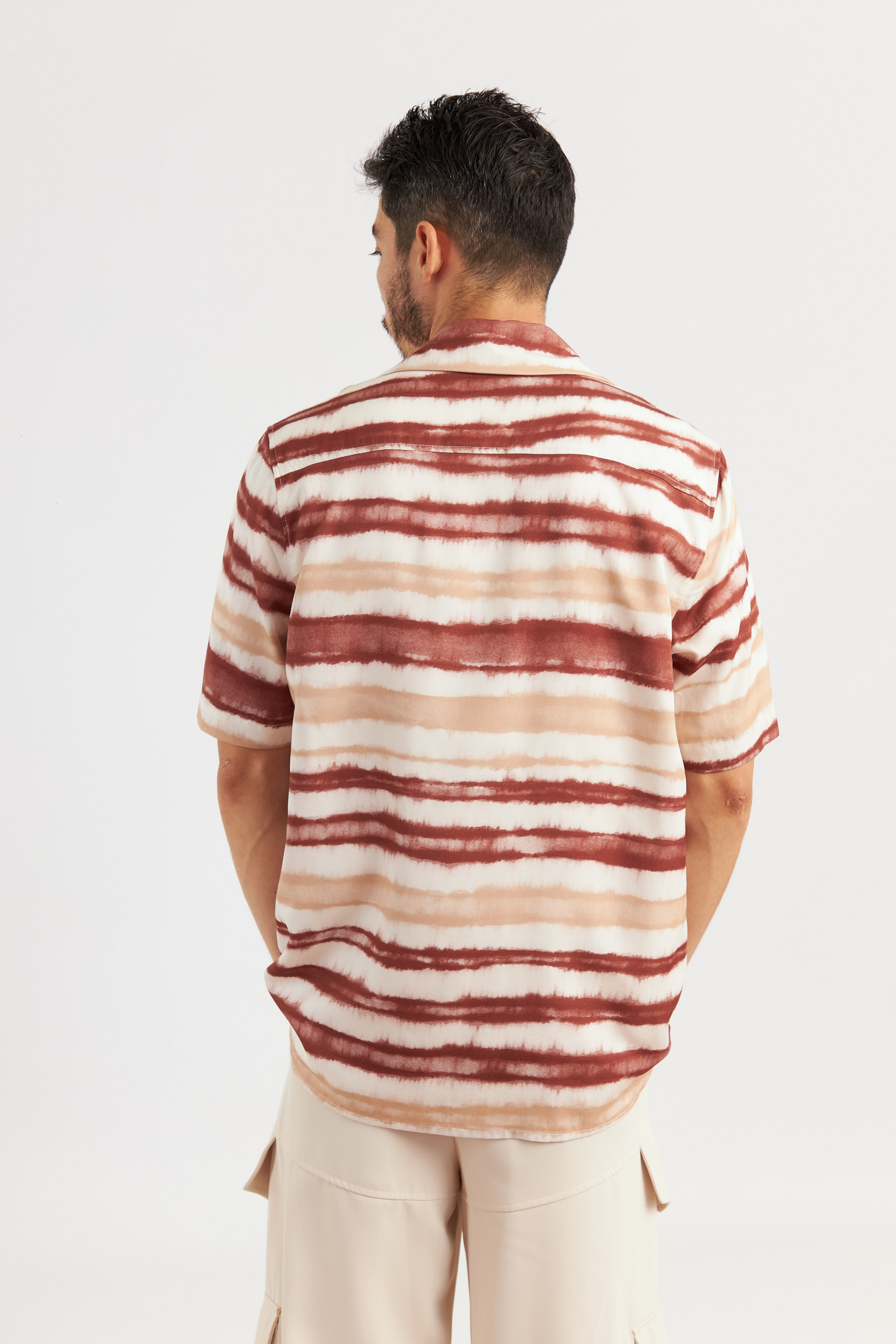CAMISA DE MANGA CORTA ESTAMPADA TIE-DYE EN TONOS TERRACOTA Y BEIGE