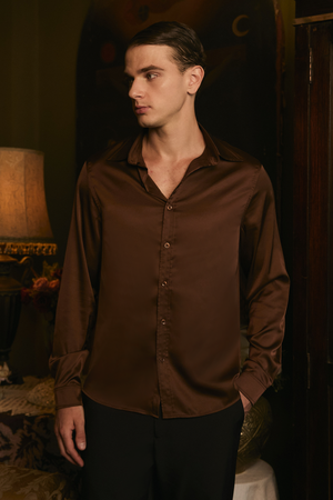CAMISA DE SEDA PARA HOMBRE MANGA LARGA MARRON