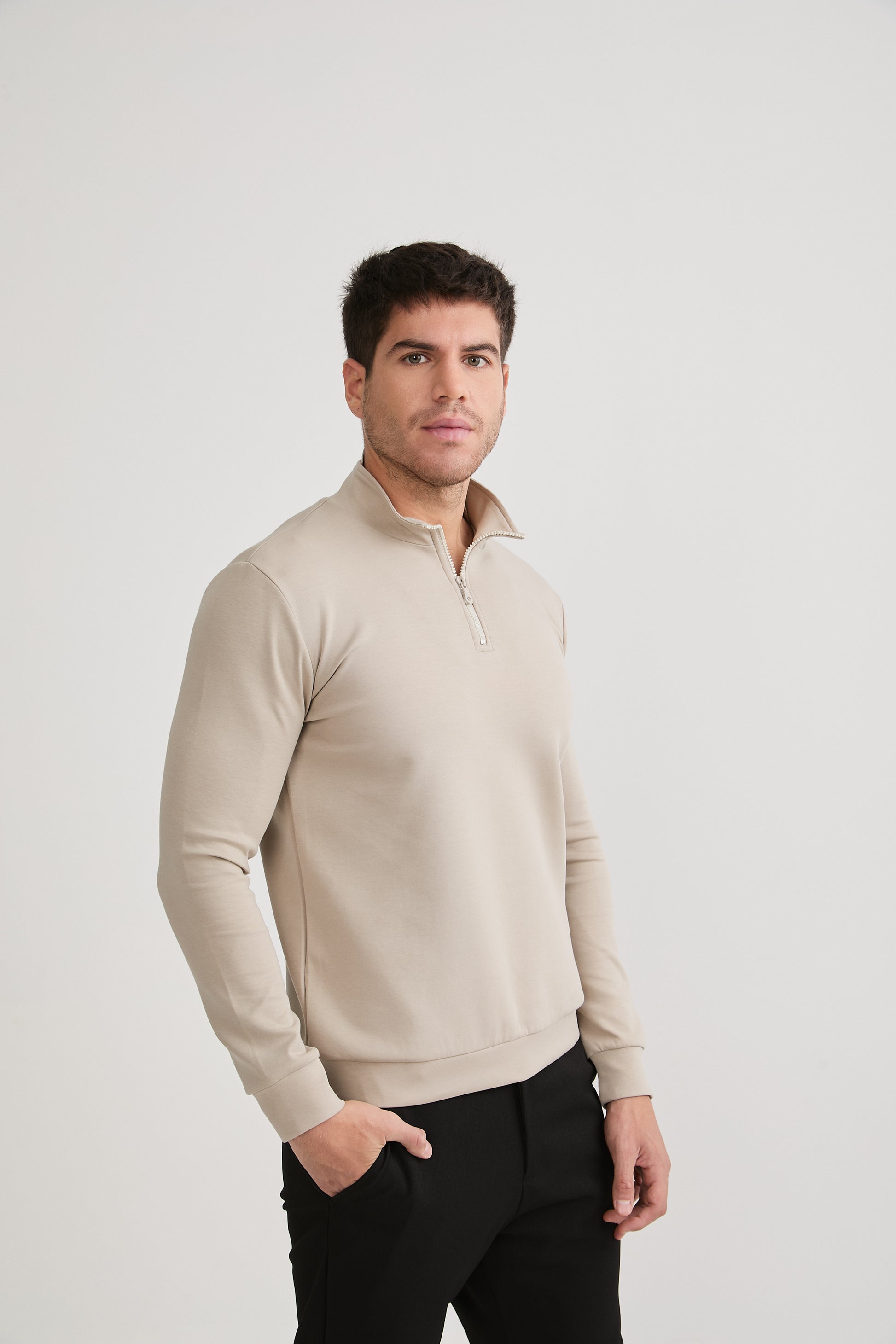 POLERA HOMBRE CUELLO ALTO CON CIERRE DE ALGODÓN - BEIGE