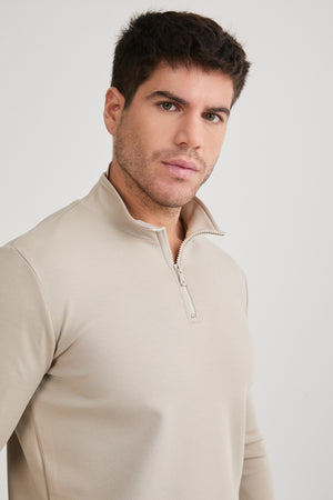 POLERA HOMBRE CUELLO ALTO CON CIERRE DE ALGODÓN - BEIGE
