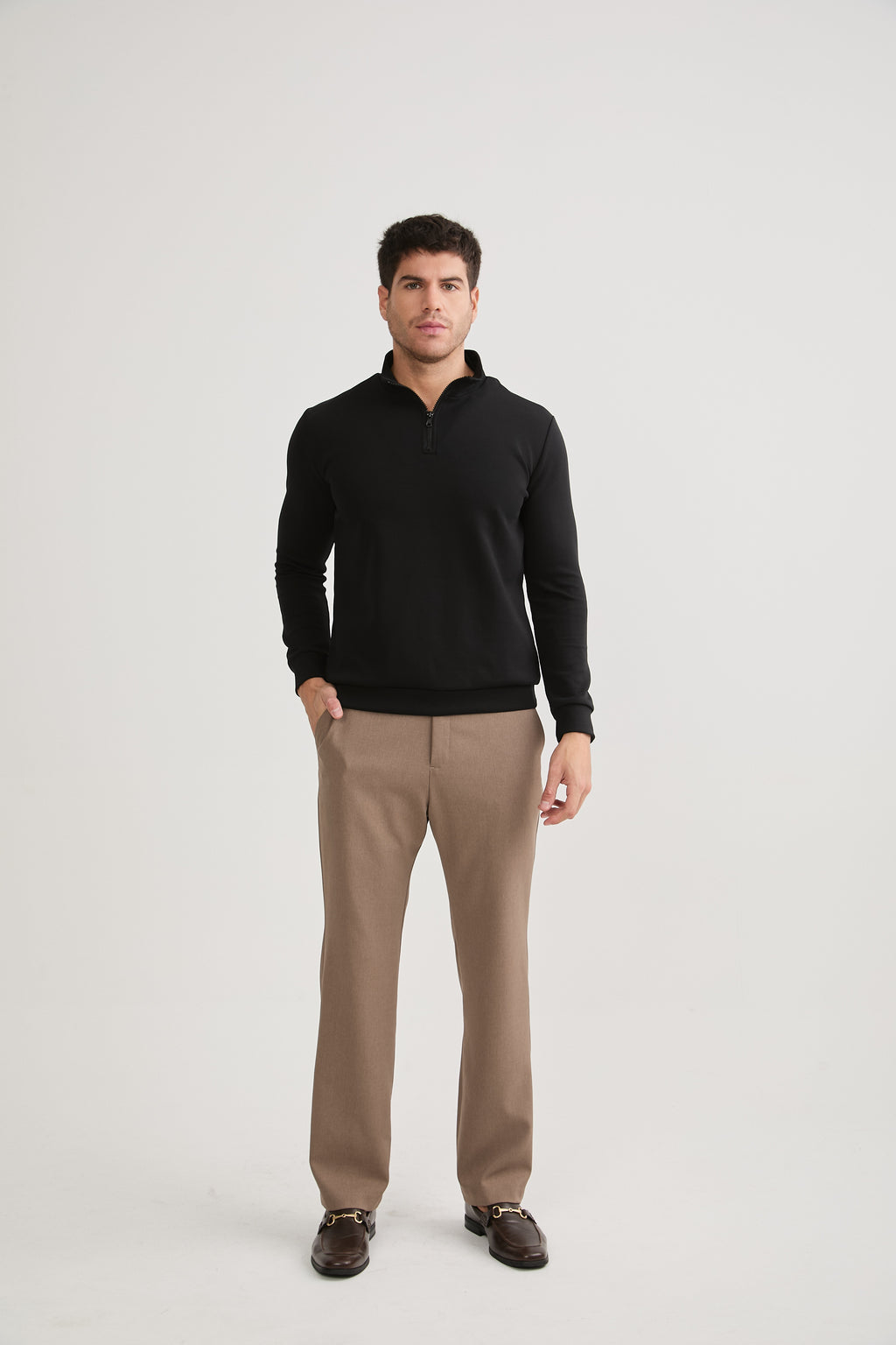 POLERA HOMBRE CUELLO ALTO CON CIERRE DE ALGODÓN - NEGRO
