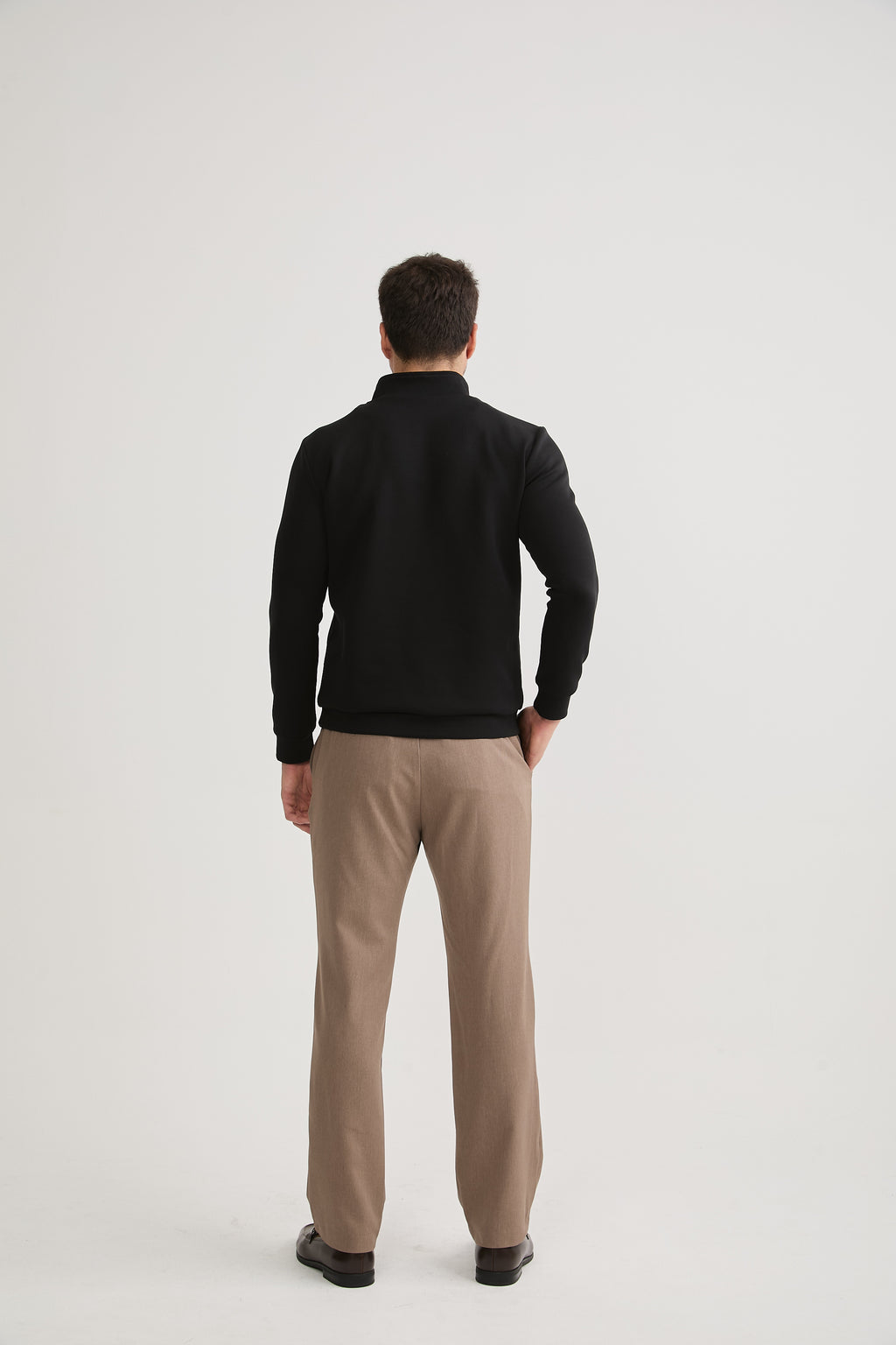 POLERA HOMBRE CUELLO ALTO CON CIERRE DE ALGODÓN - NEGRO