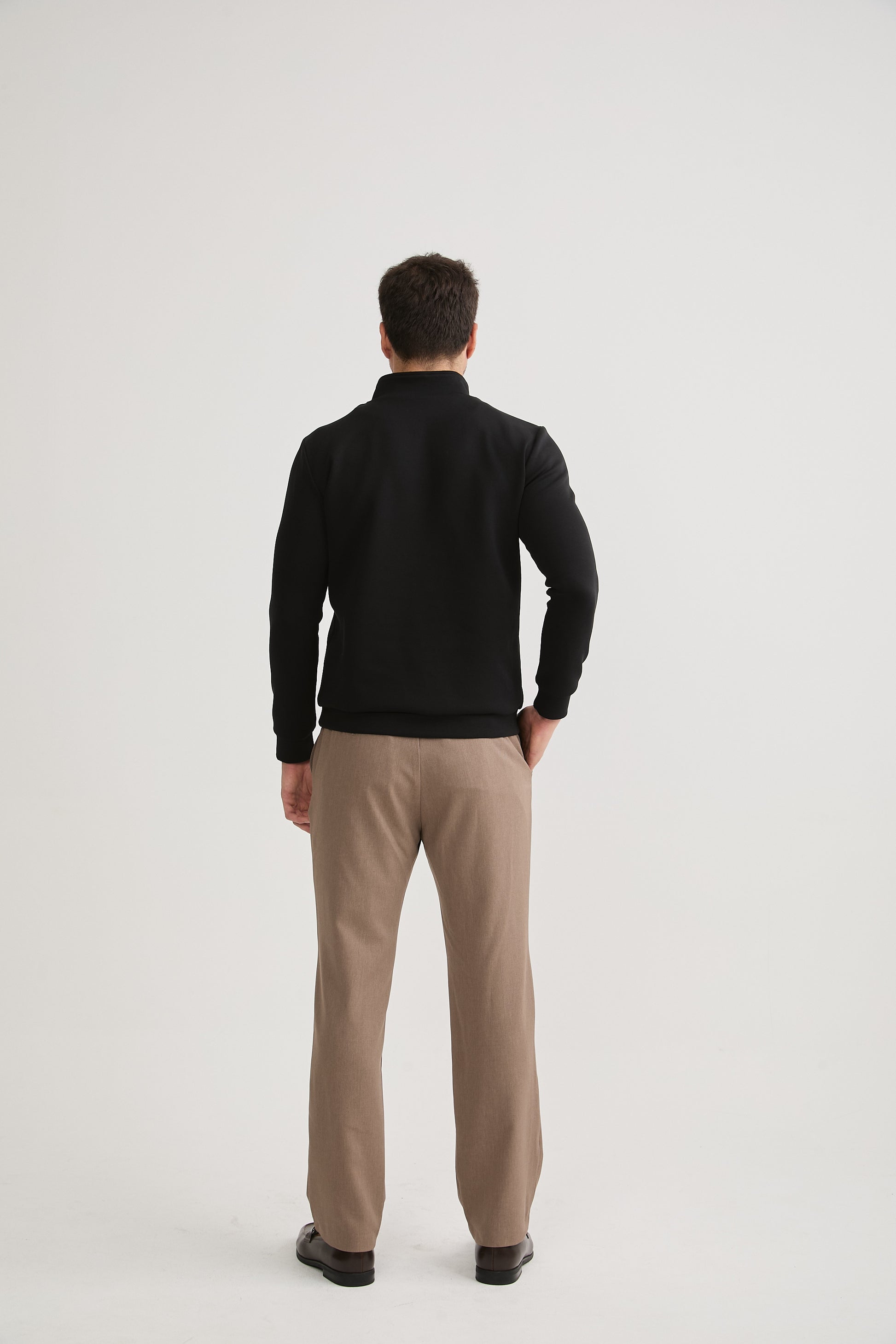 POLERA HOMBRE CUELLO ALTO CON CIERRE DE ALGODÓN - NEGRO