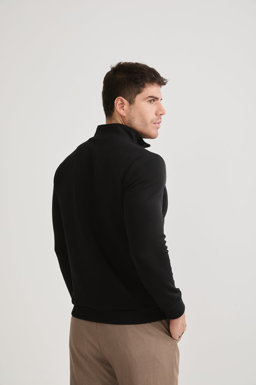 POLERA HOMBRE CUELLO ALTO CON CIERRE DE ALGODÓN - NEGRO
