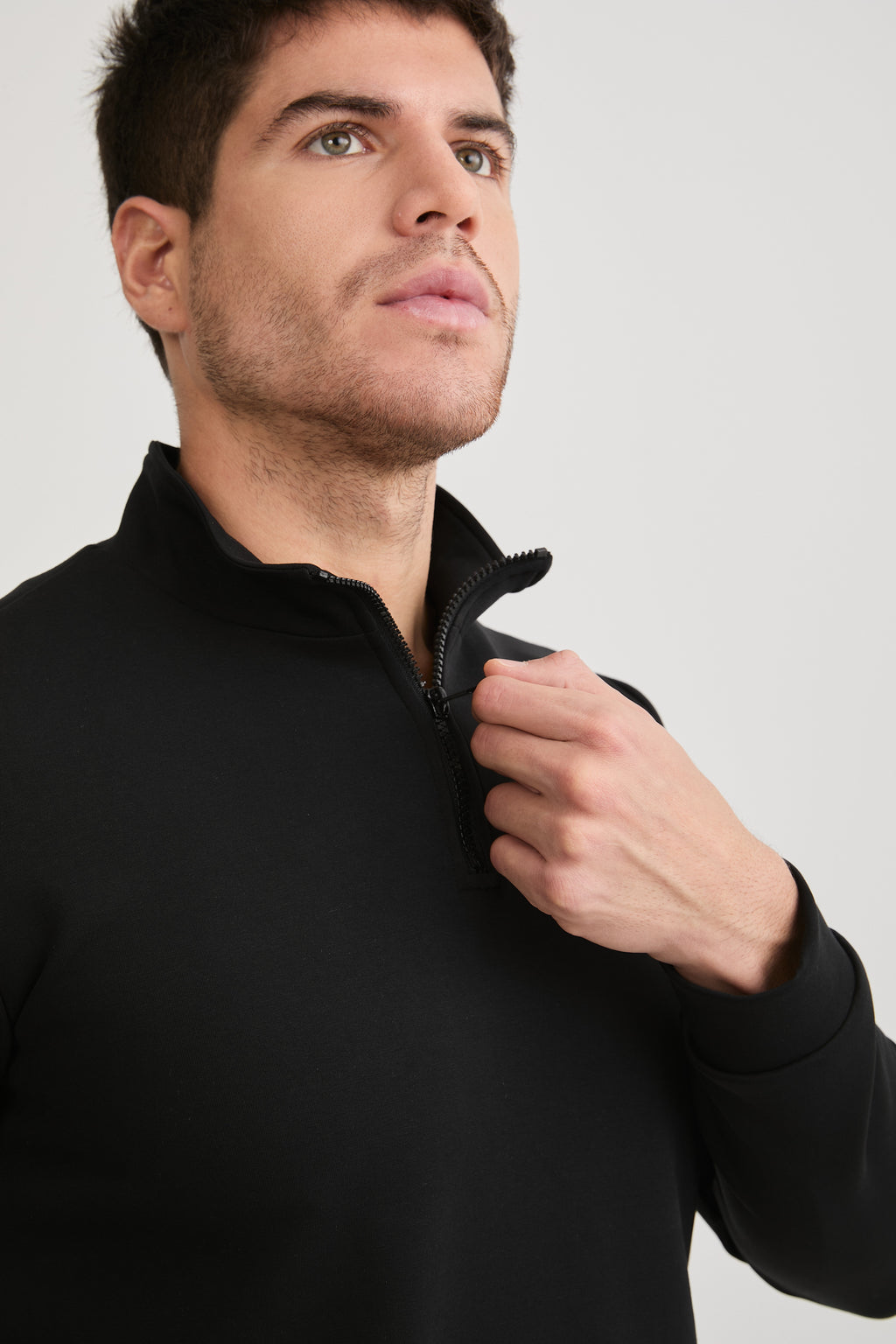 POLERA HOMBRE CUELLO ALTO CON CIERRE DE ALGODÓN - NEGRO