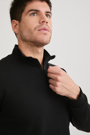 POLERA HOMBRE CUELLO ALTO CON CIERRE DE ALGODÓN - NEGRO