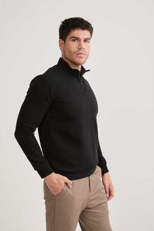 POLERA HOMBRE CUELLO ALTO CON CIERRE DE ALGODÓN - NEGRO