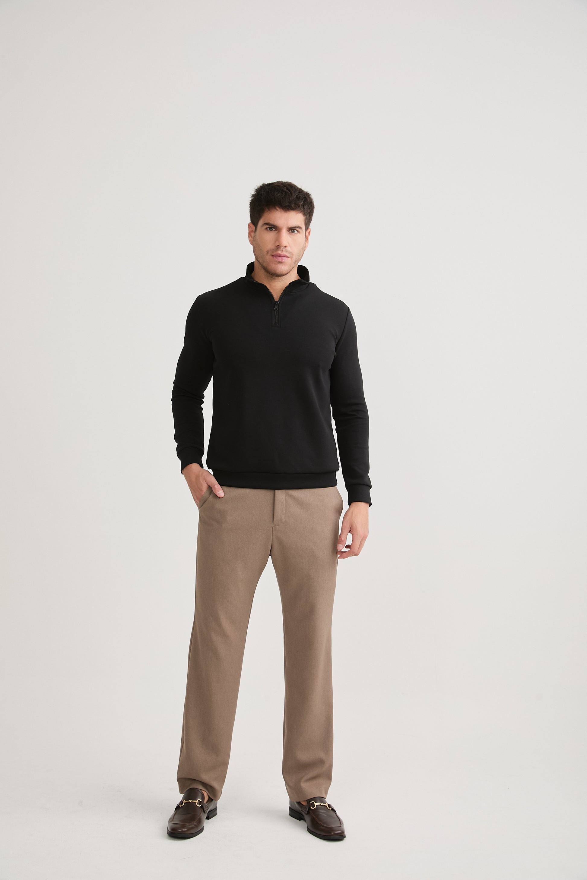 POLERA HOMBRE CUELLO ALTO CON CIERRE DE ALGODÓN - NEGRO
